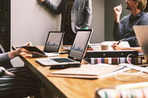 Salary Benchmarking Reports in the UAE: What Article 36 Really Requires